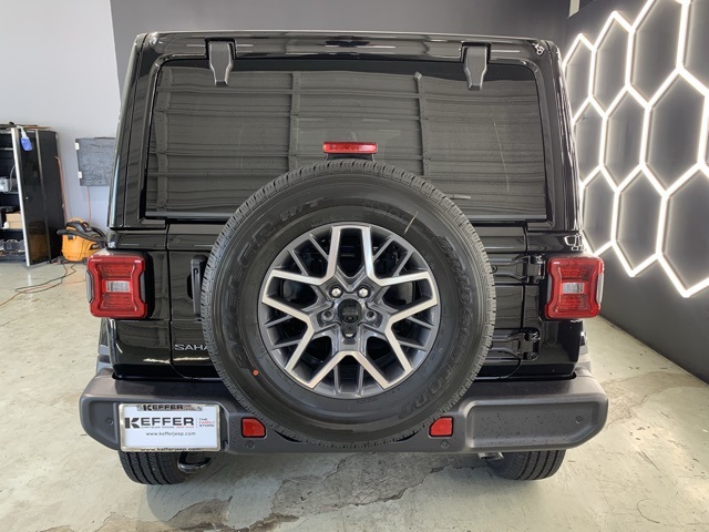 2025 Jeep Wrangler Sahara photo 4