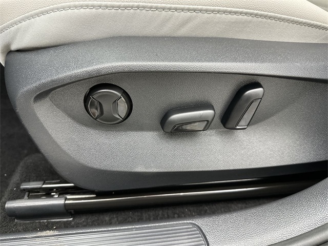 2025 Volkswagen Taos SE photo 4