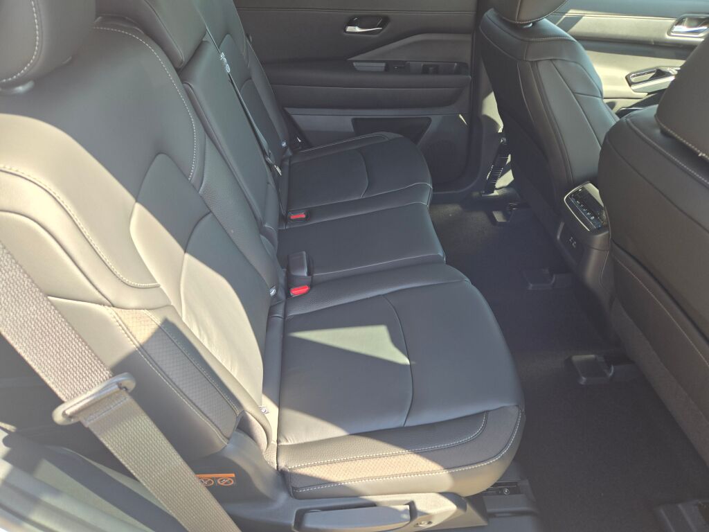 2025 Nissan Pathfinder SL photo 8