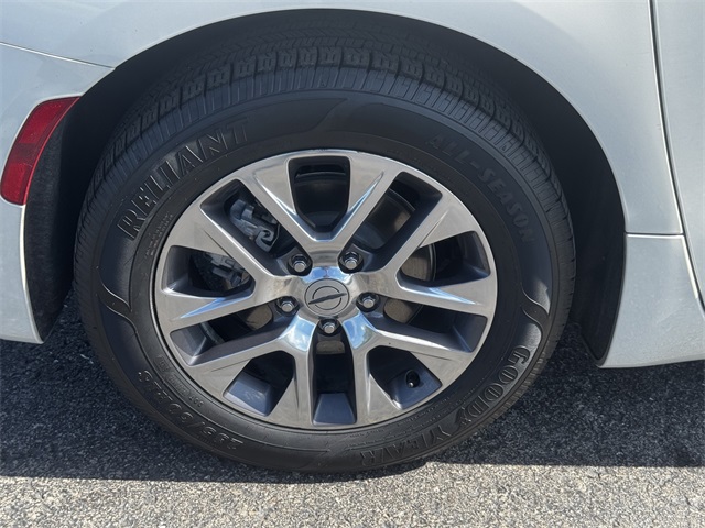 2021 Chrysler Pacifica Hybrid Pinnacle photo 12