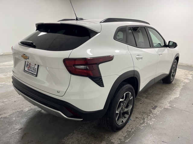 2025 Chevrolet Trax LT photo 9