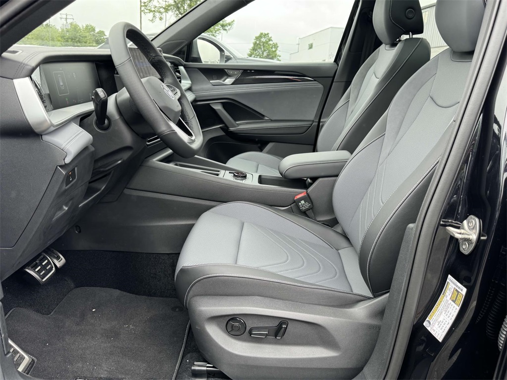 2025 Volkswagen Tiguan SE R-Line Black photo 2