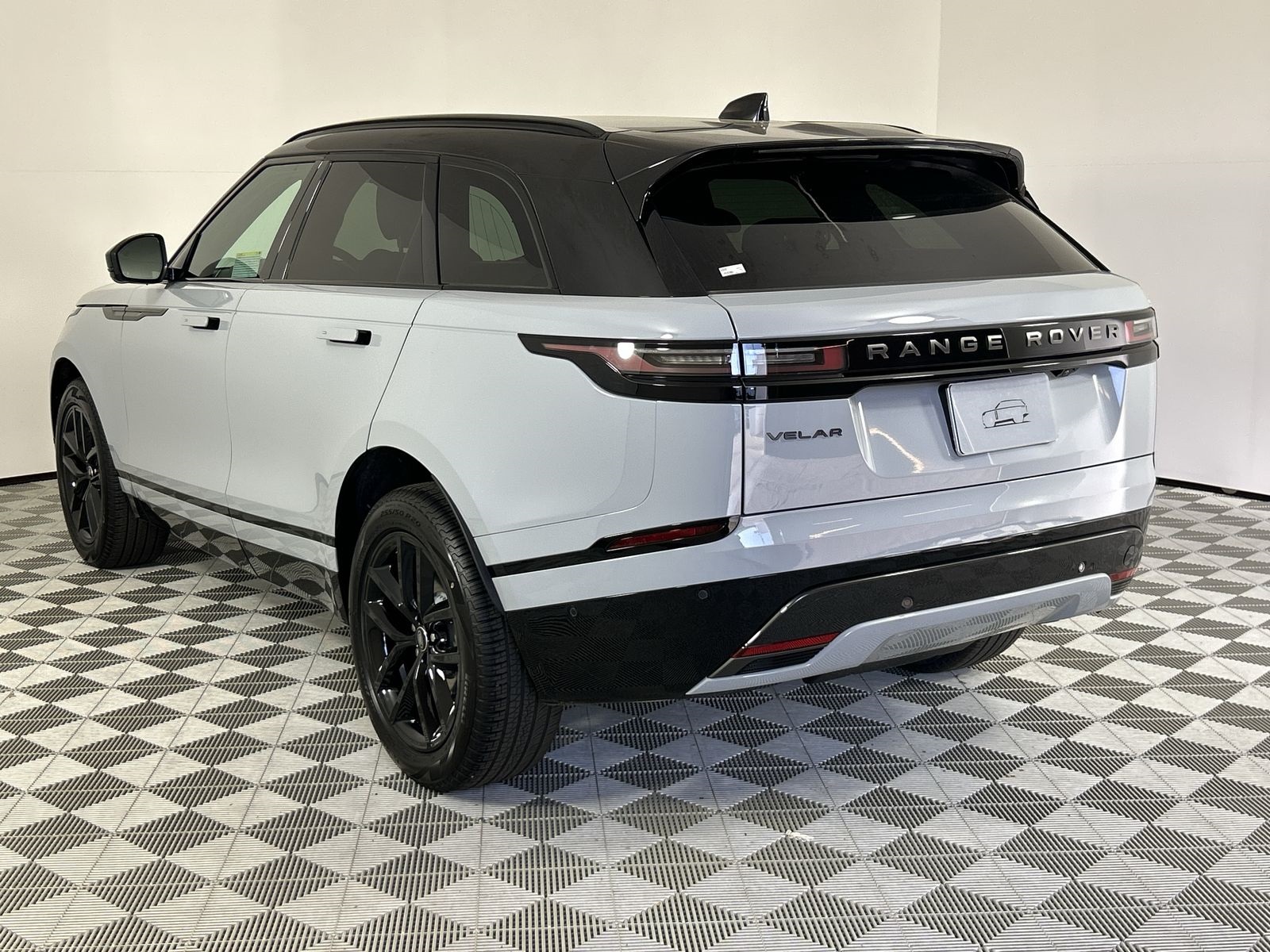2026 Land Rover Range Rover Velar SE photo 3