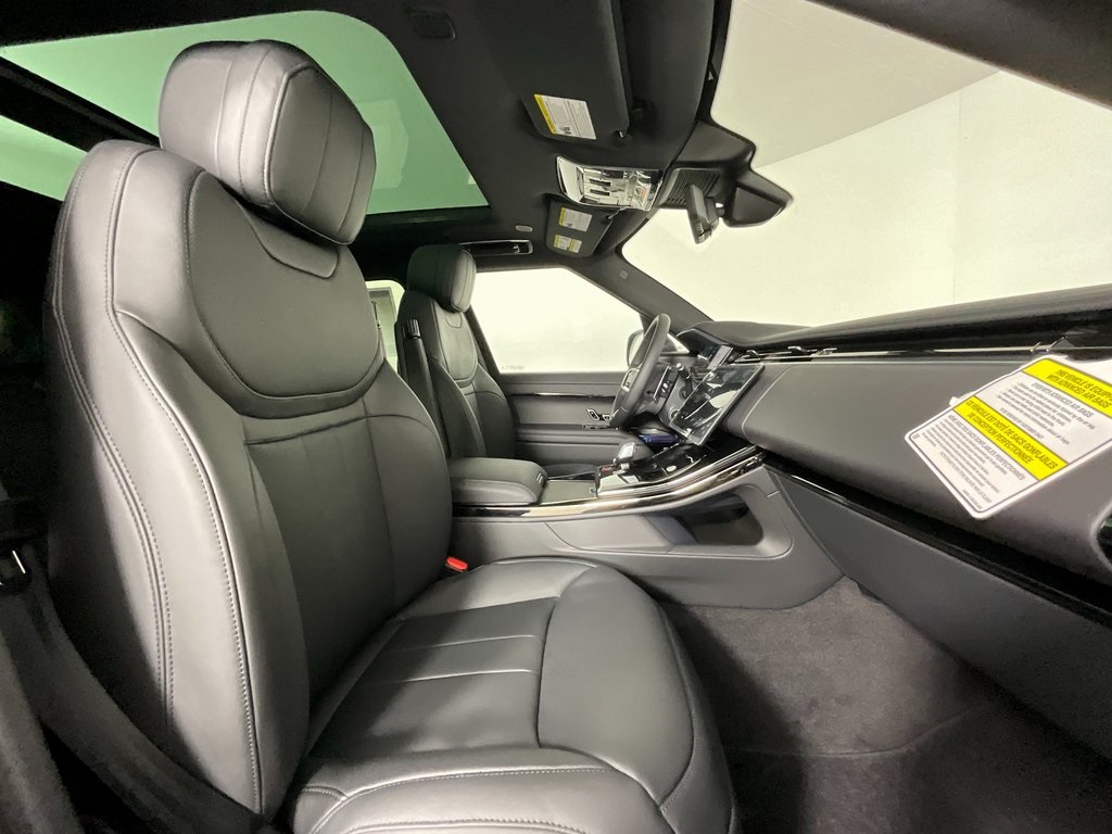2025 Land Rover Range Rover Sport SE photo 2
