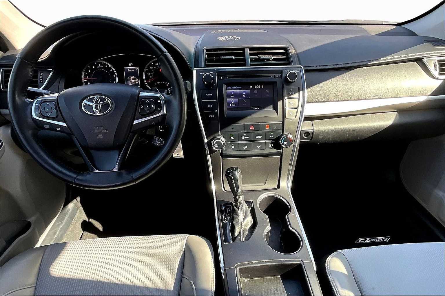 2017 Toyota Camry SE photo 15