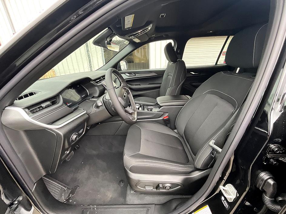 2025 Jeep Grand Cherokee Laredo photo 13