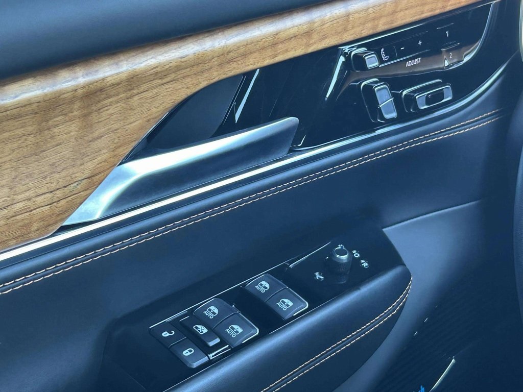2024 Jeep Wagoneer L Series III photo 9