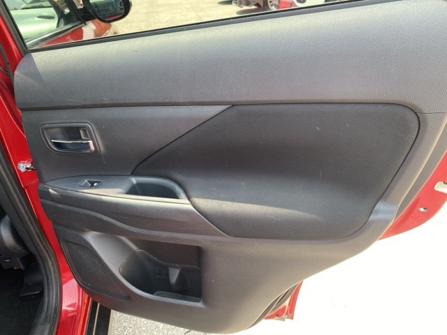 2018 Mitsubishi Outlander ES photo 26