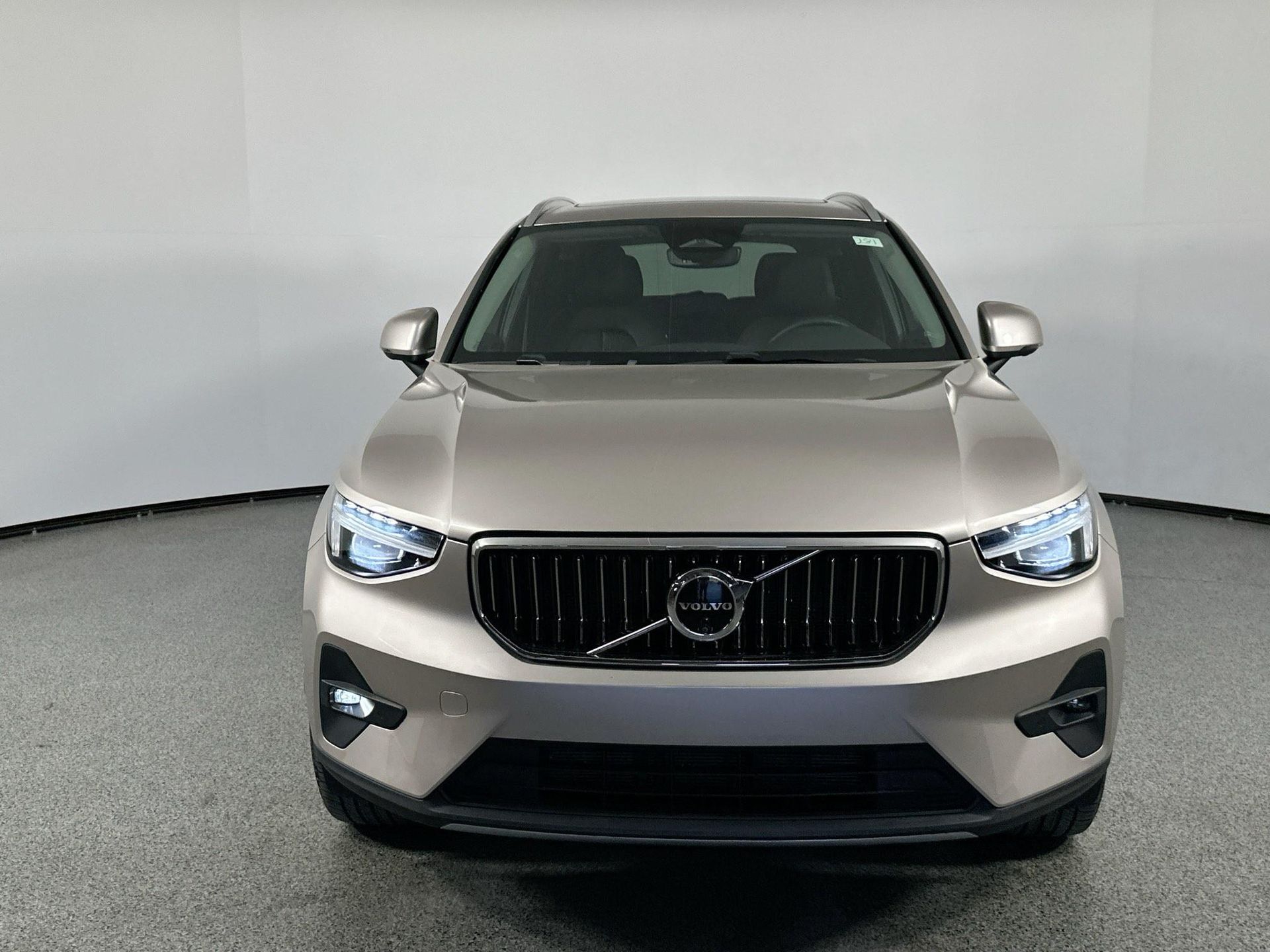 2024 Volvo XC40 Plus AWD photo 2