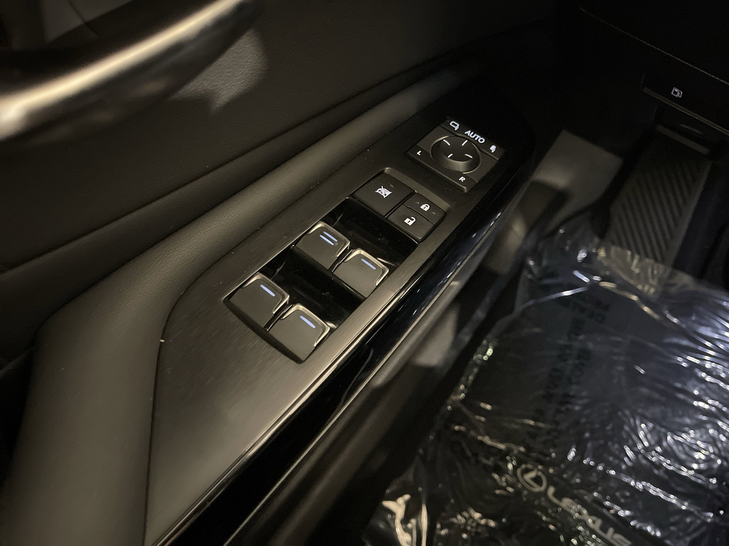 2022 Lexus ES 300h photo 13