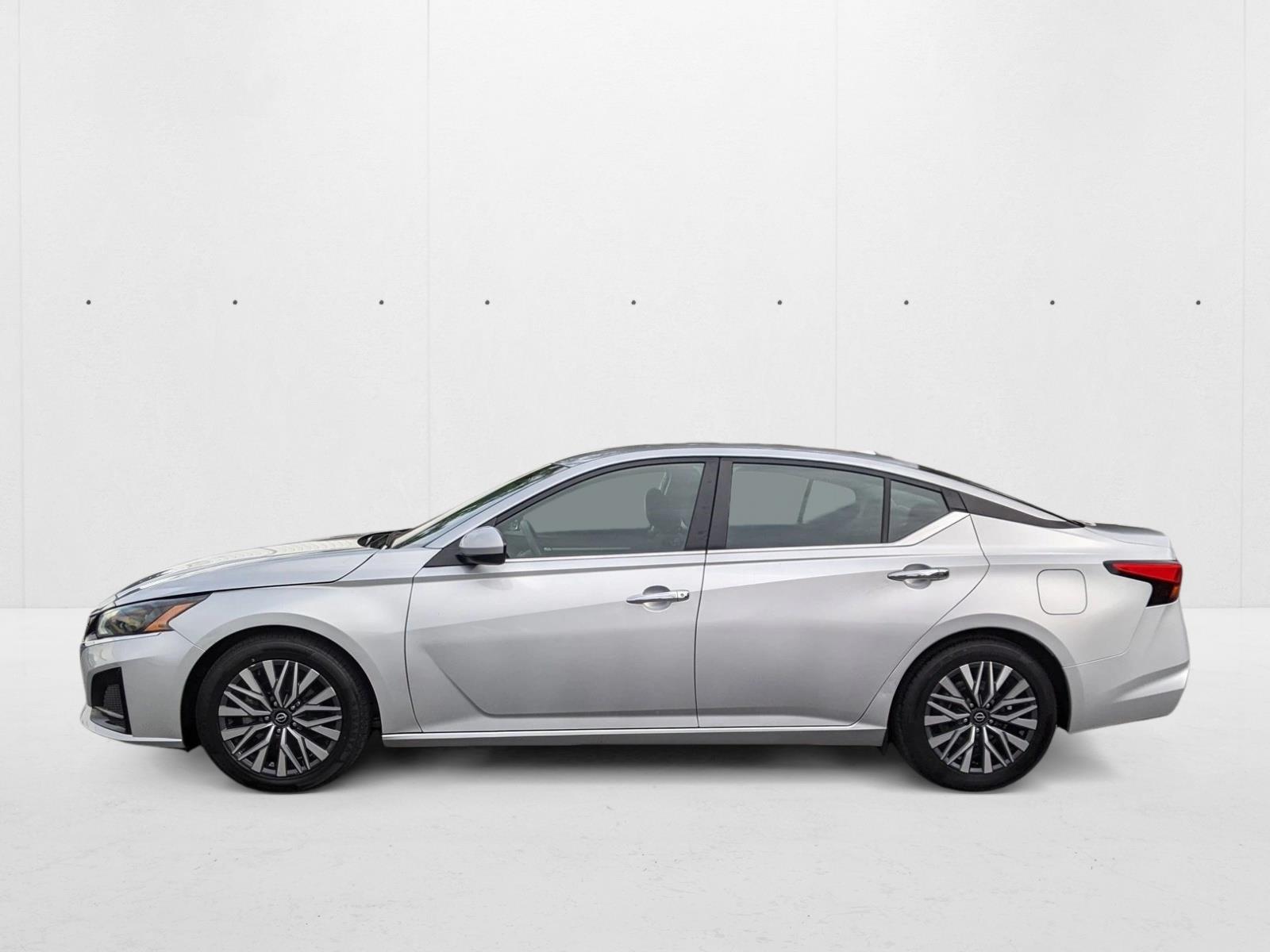2023 Nissan Altima 2.5 SV photo 9