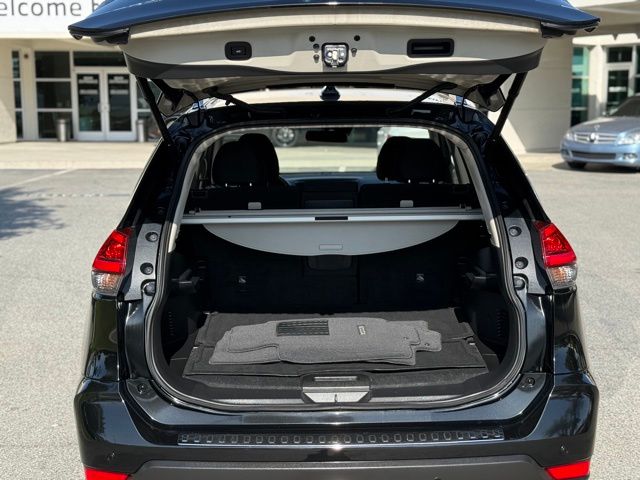 2019 Nissan Rogue SV photo 17