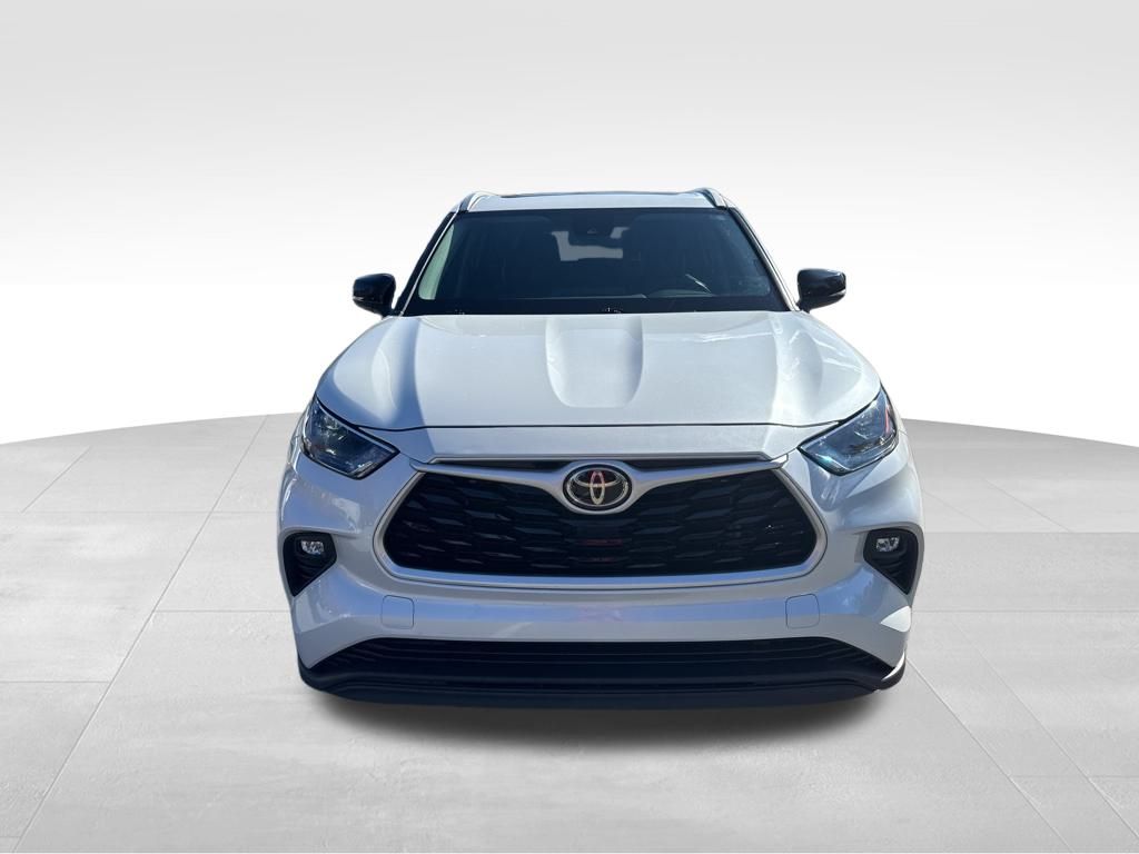 2022 Toyota Highlander XLE photo 2