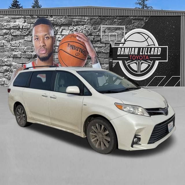 2019 Toyota Sienna XLE Premium's photo