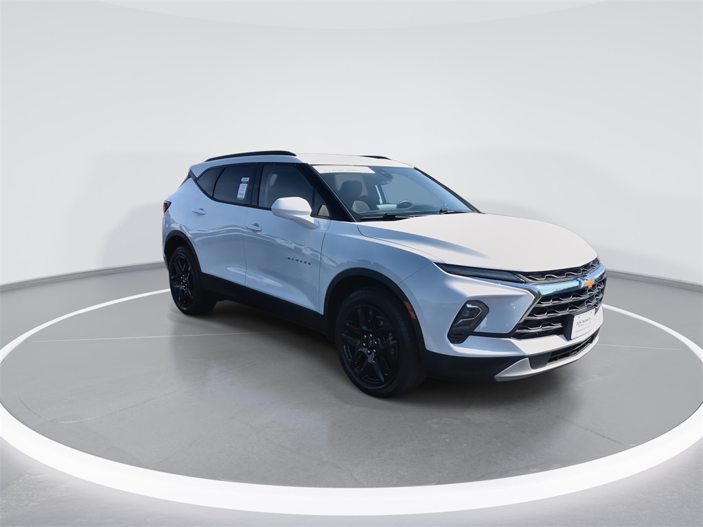 2023 Chevrolet Blazer 2LT photo 2