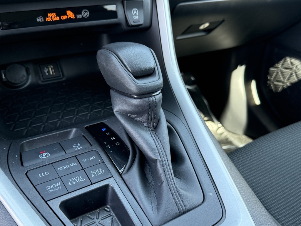 2025 Toyota RAV4 LE photo 26