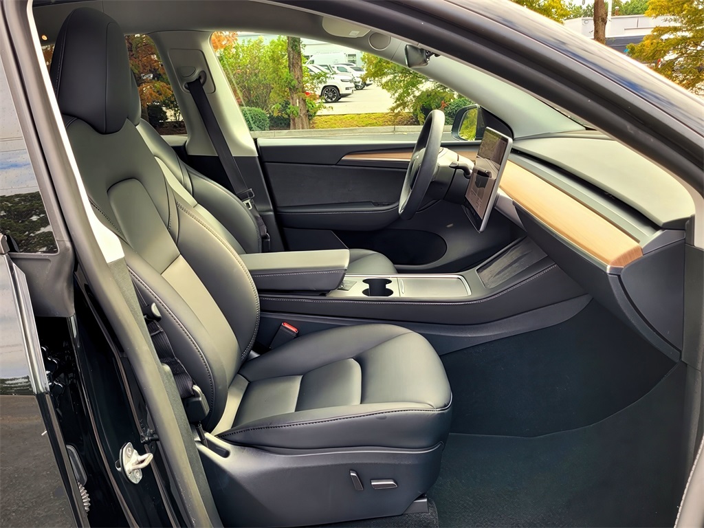 2025 Tesla Model Y Long Range photo 16