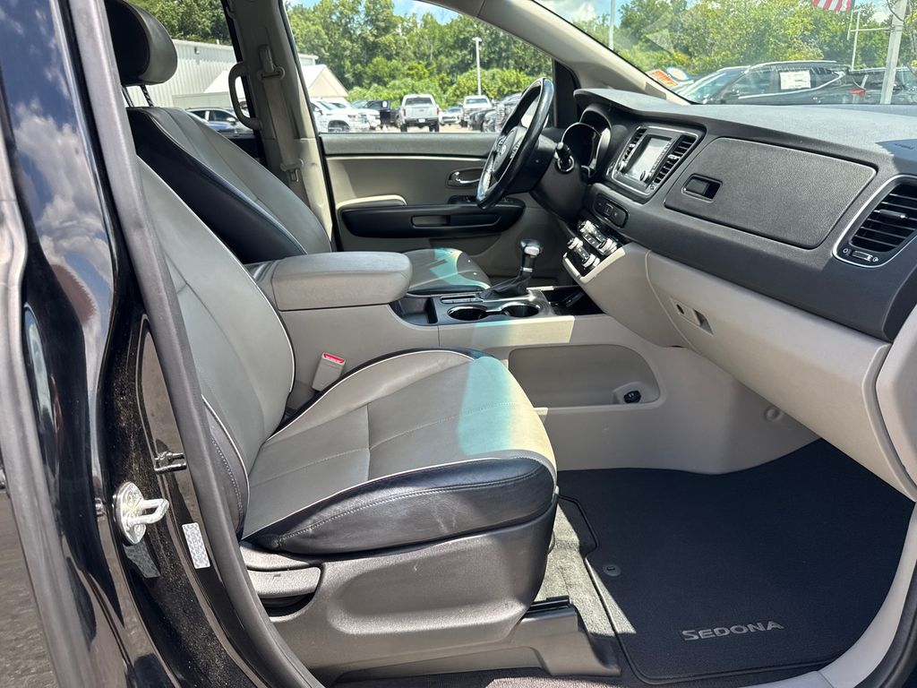 2021 Kia Sedona EX photo 13
