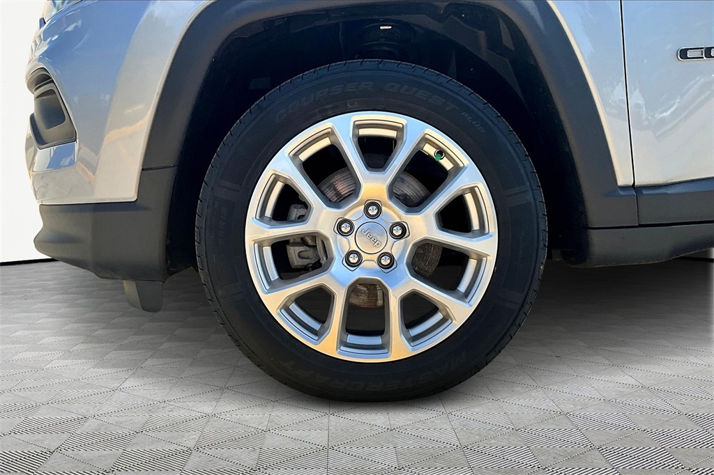 2022 Jeep Compass Latitude Lux photo 9
