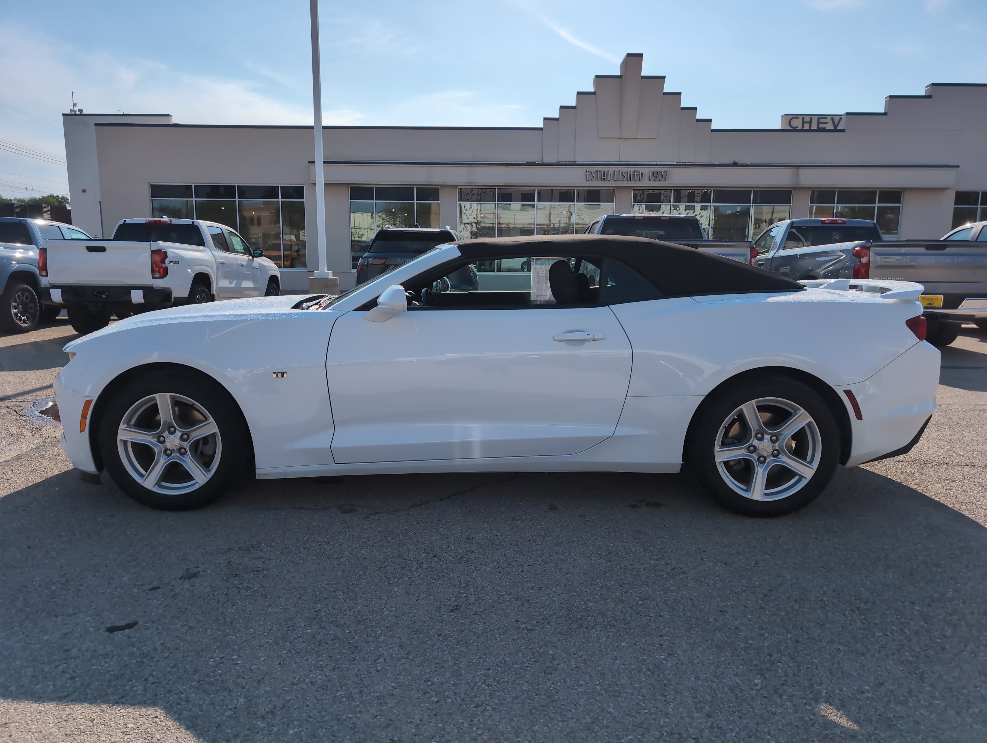2023 Chevrolet Camaro 1LT photo 2