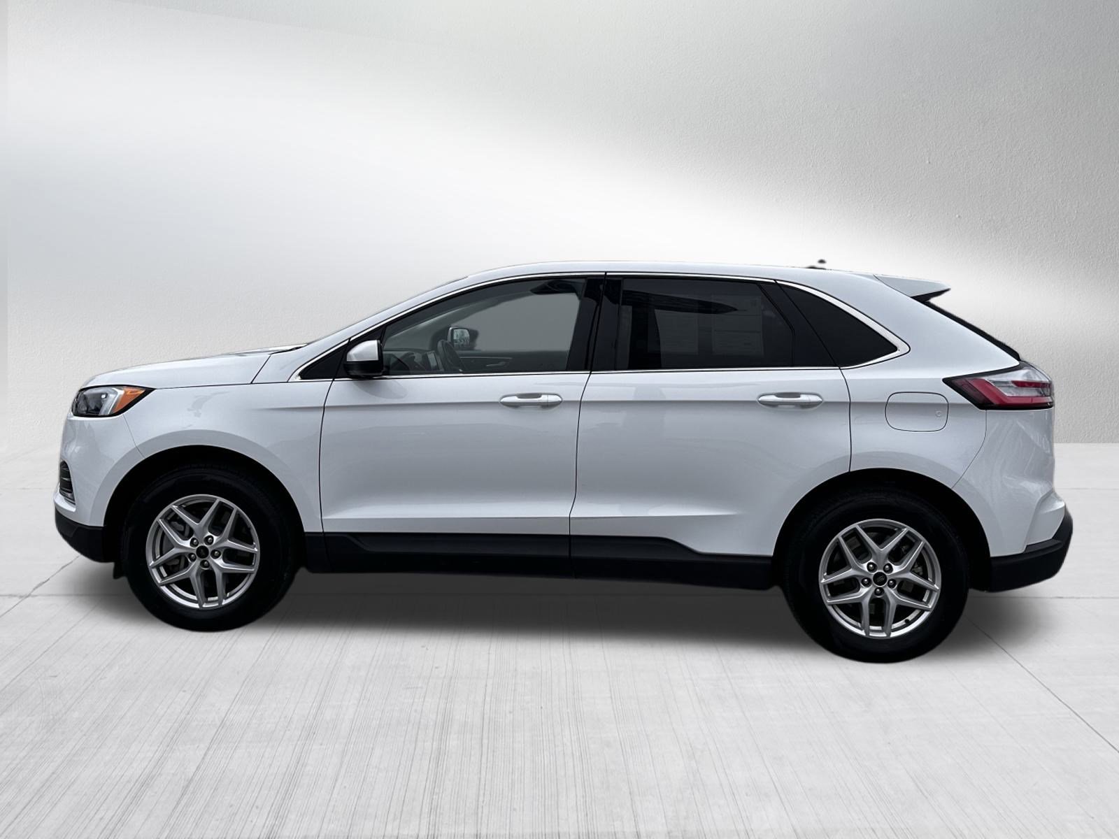 2024 Ford Edge SEL photo 2