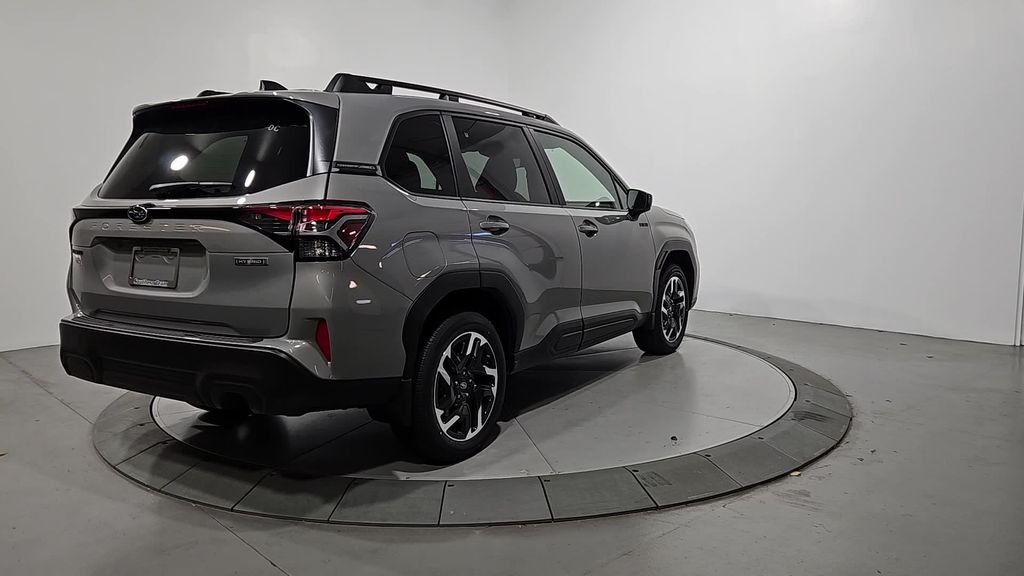 2025 Subaru Forester Premium photo 4
