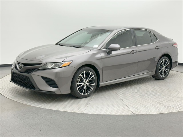 2018 Toyota Camry SE's photo