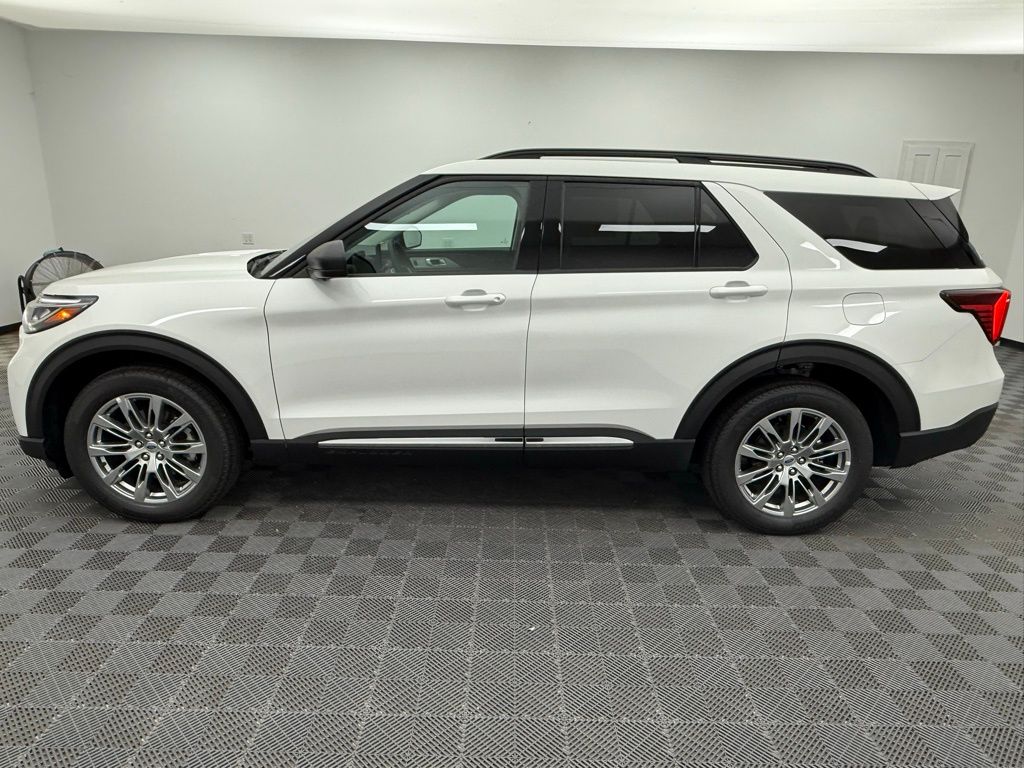 2025 Ford Explorer photo 2