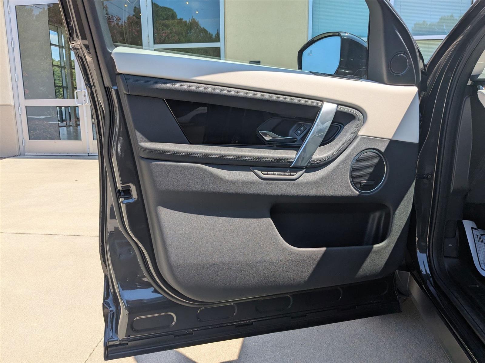 2025 Land Rover Discovery Sport S photo 8