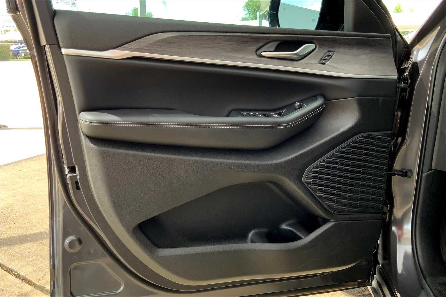 2025 Jeep Grand Cherokee Limited photo 10