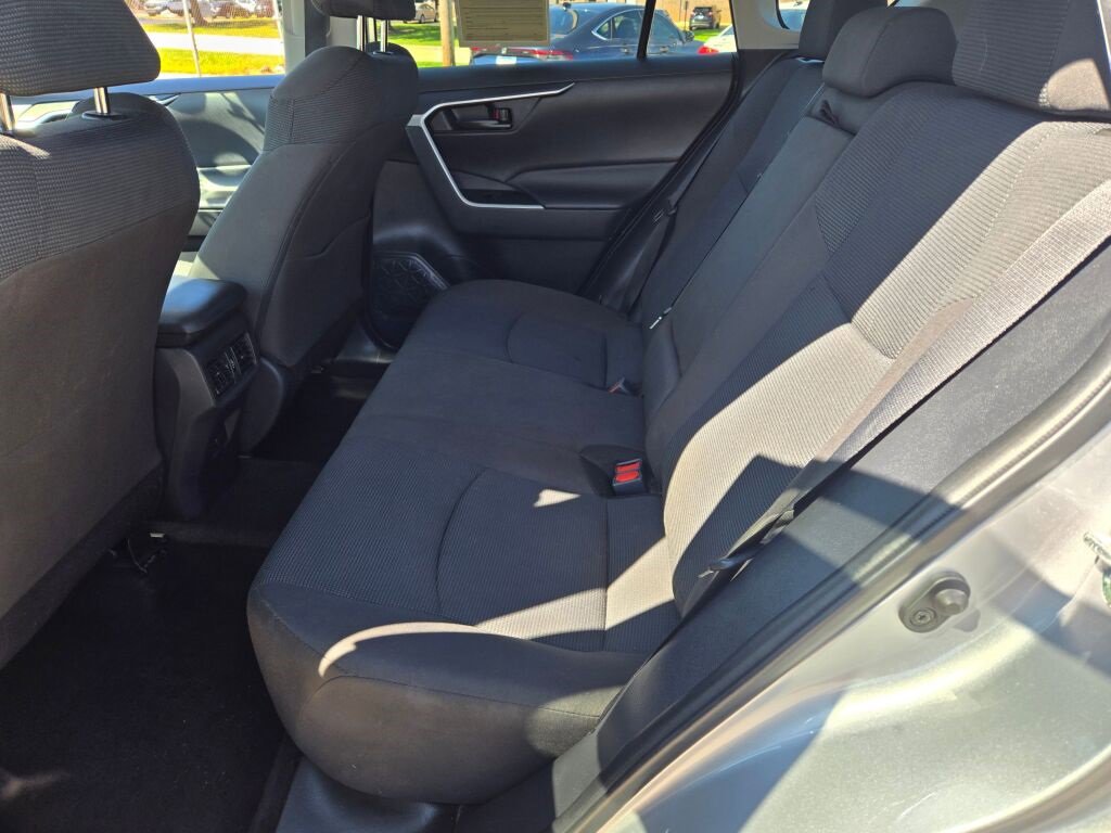 2022 Toyota RAV4 LE photo 11
