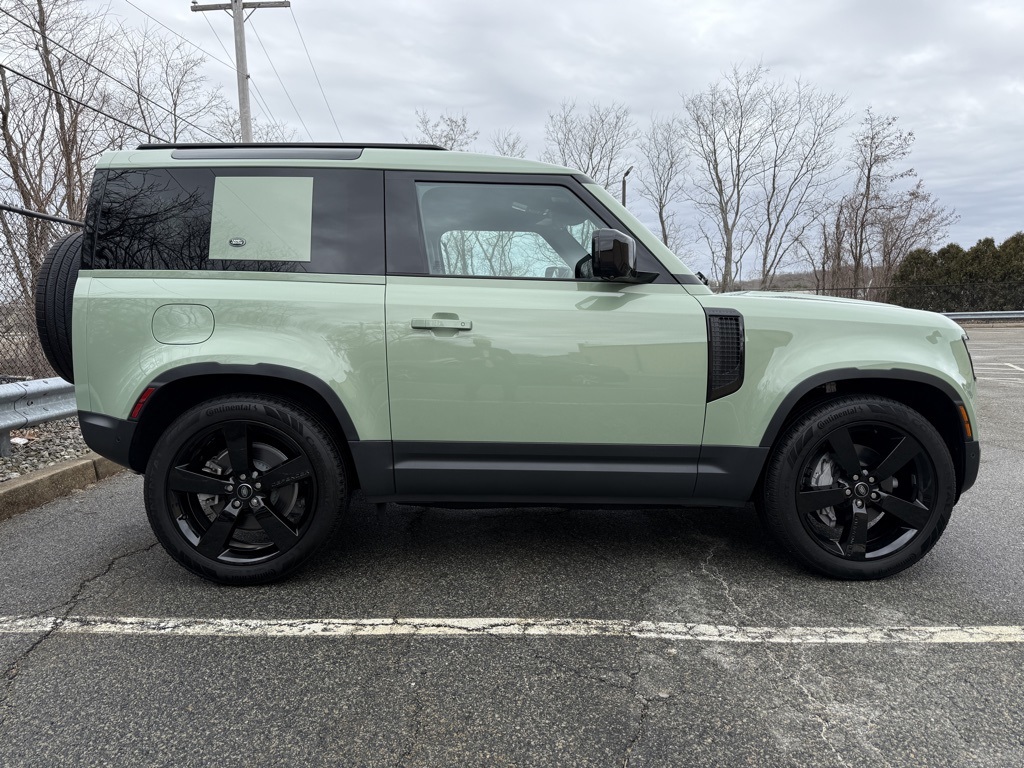 2023 Land Rover Defender photo 4