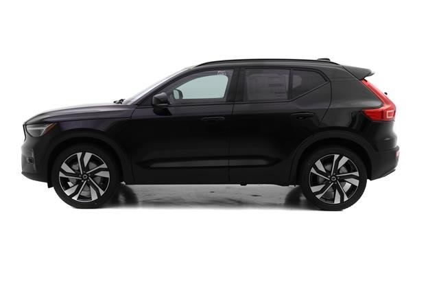 2025 Volvo XC40 Plus photo 3