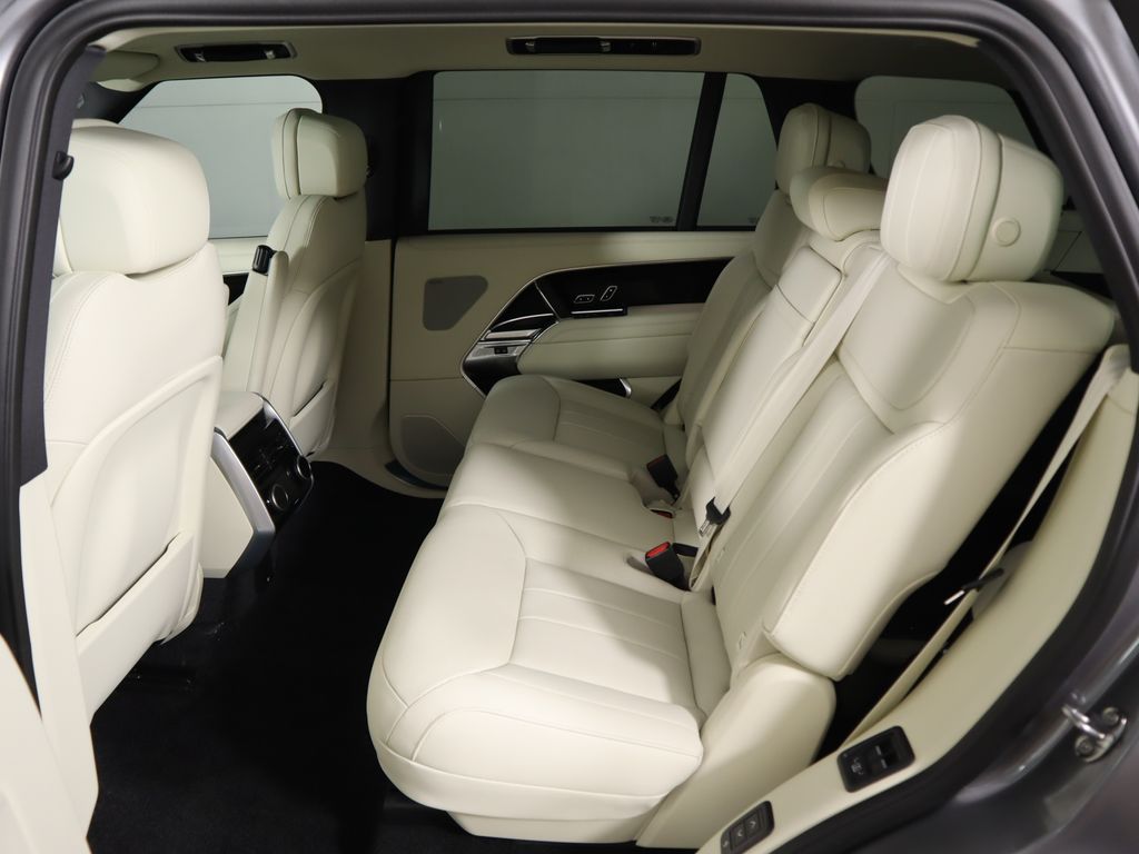 2025 Land Rover Range Rover SE photo 19