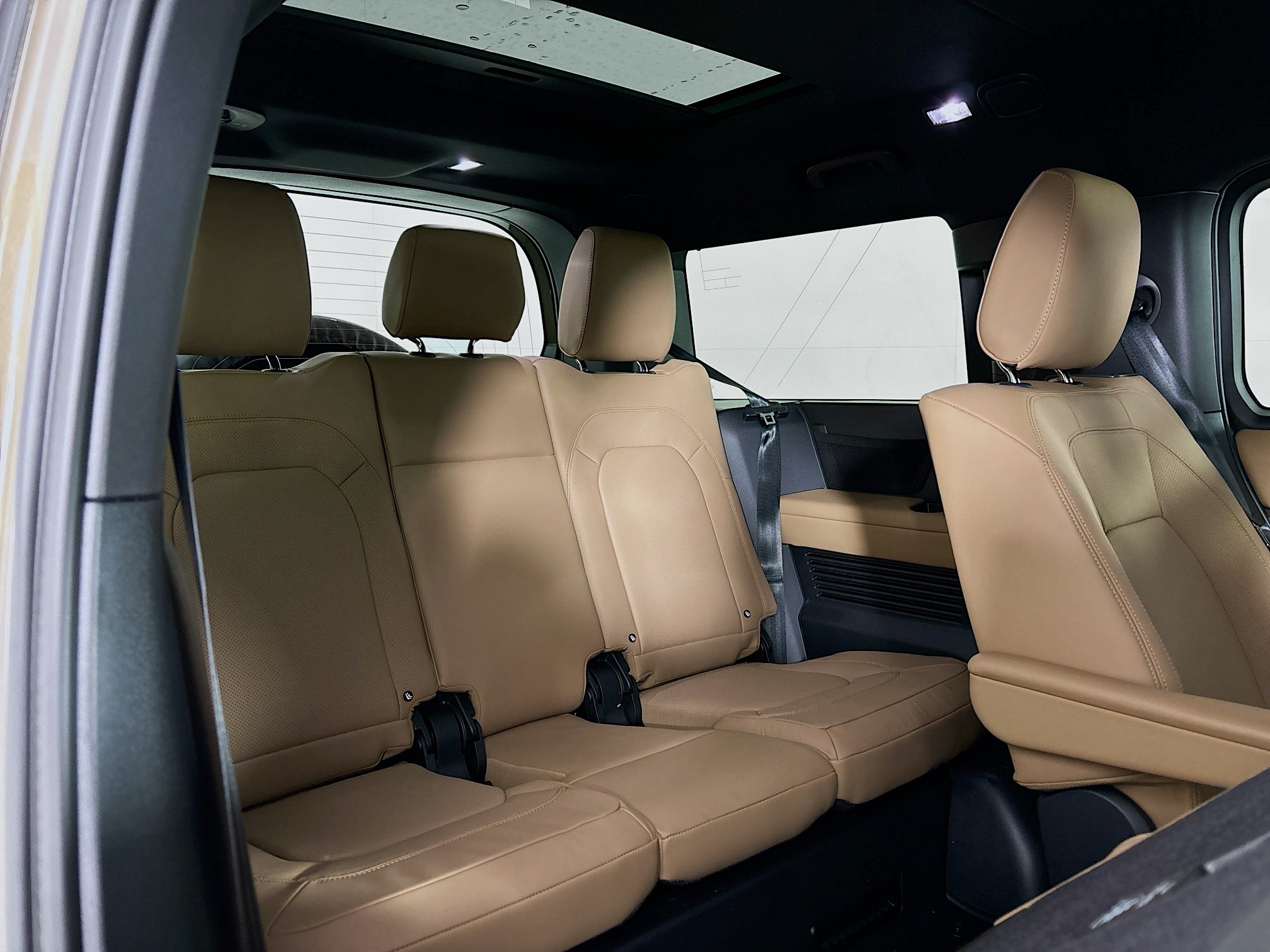 2025 Land Rover Defender 130 X-Dynamic SE photo 28