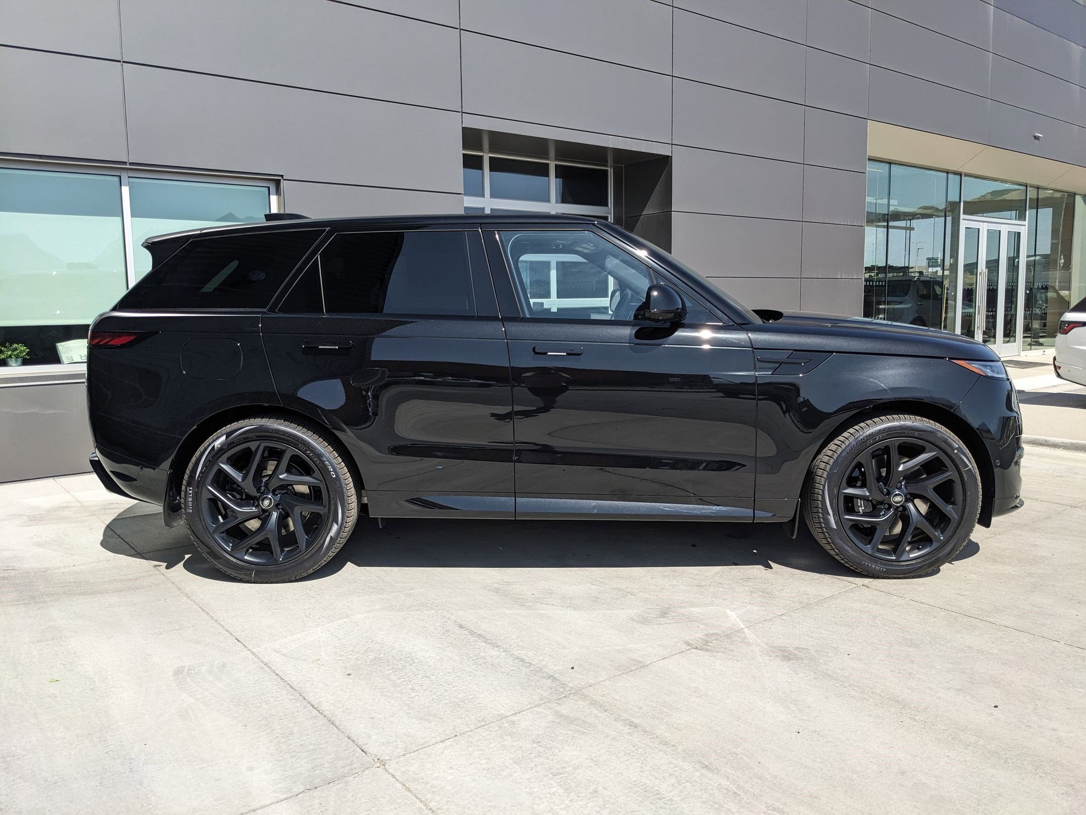 2025 Land Rover Range Rover Sport SE photo 4