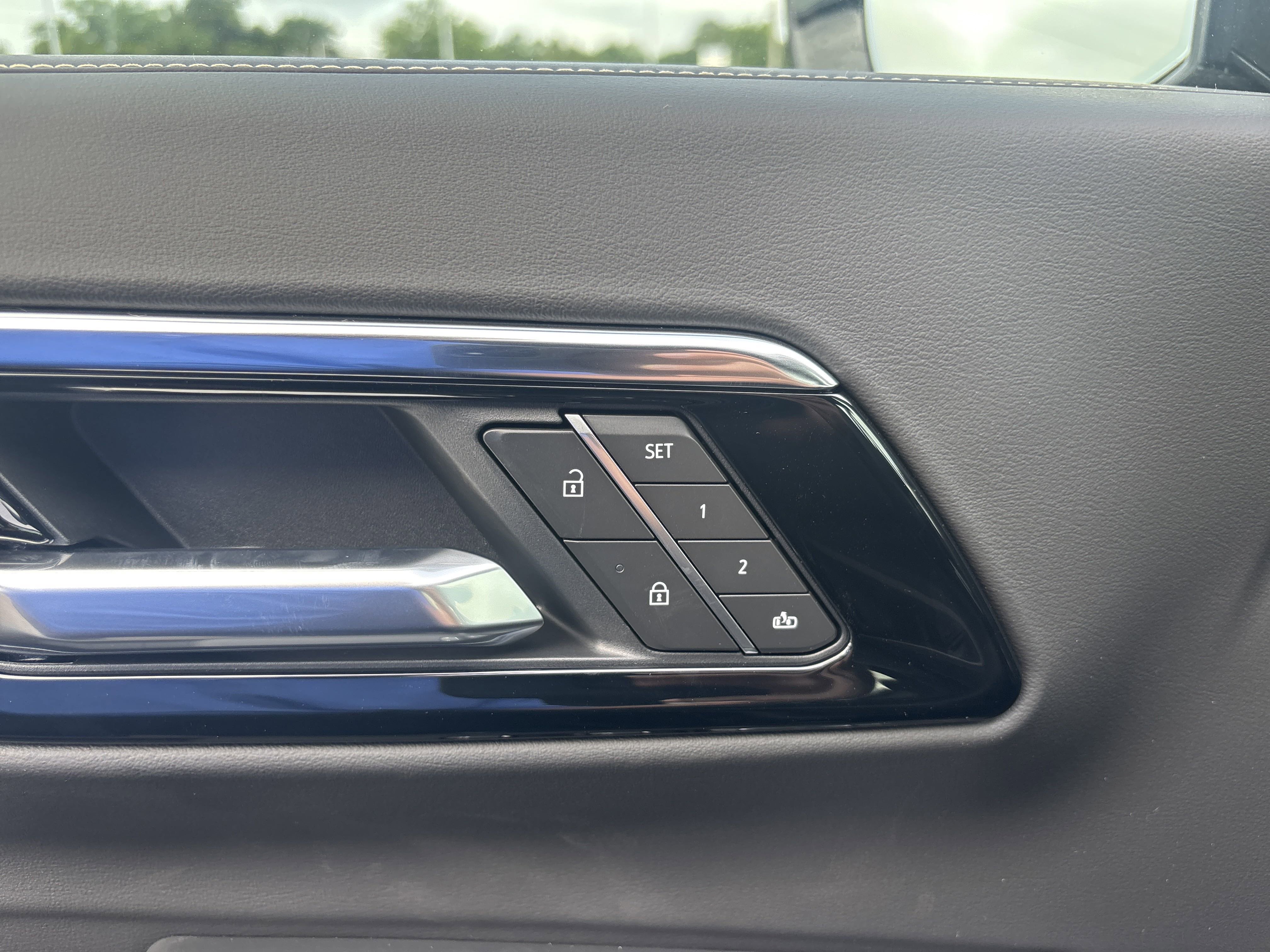 2025 Chevrolet Tahoe Premier photo 2