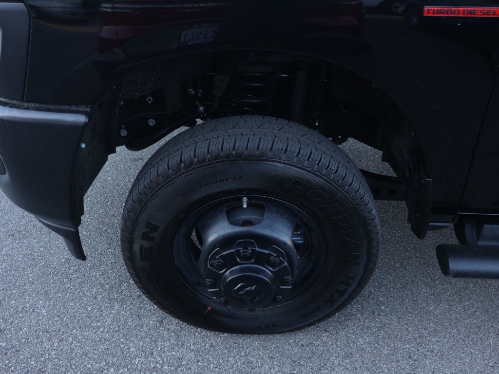 New 2026 Diamond Black Crystal Pearl-Coat Exterior Paint RAM Tradesman image 10