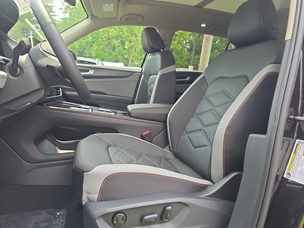 2025 Volkswagen Atlas Peak Edition SE photo 3
