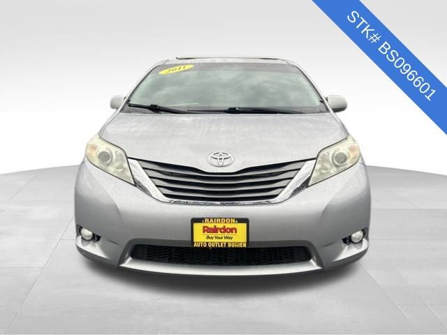 2011 Toyota Sienna XLE photo 2