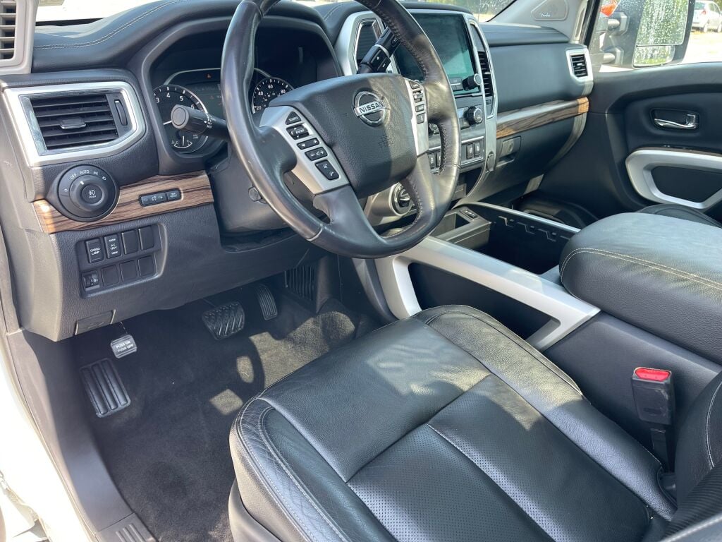 2020 Nissan Titan SL photo 9