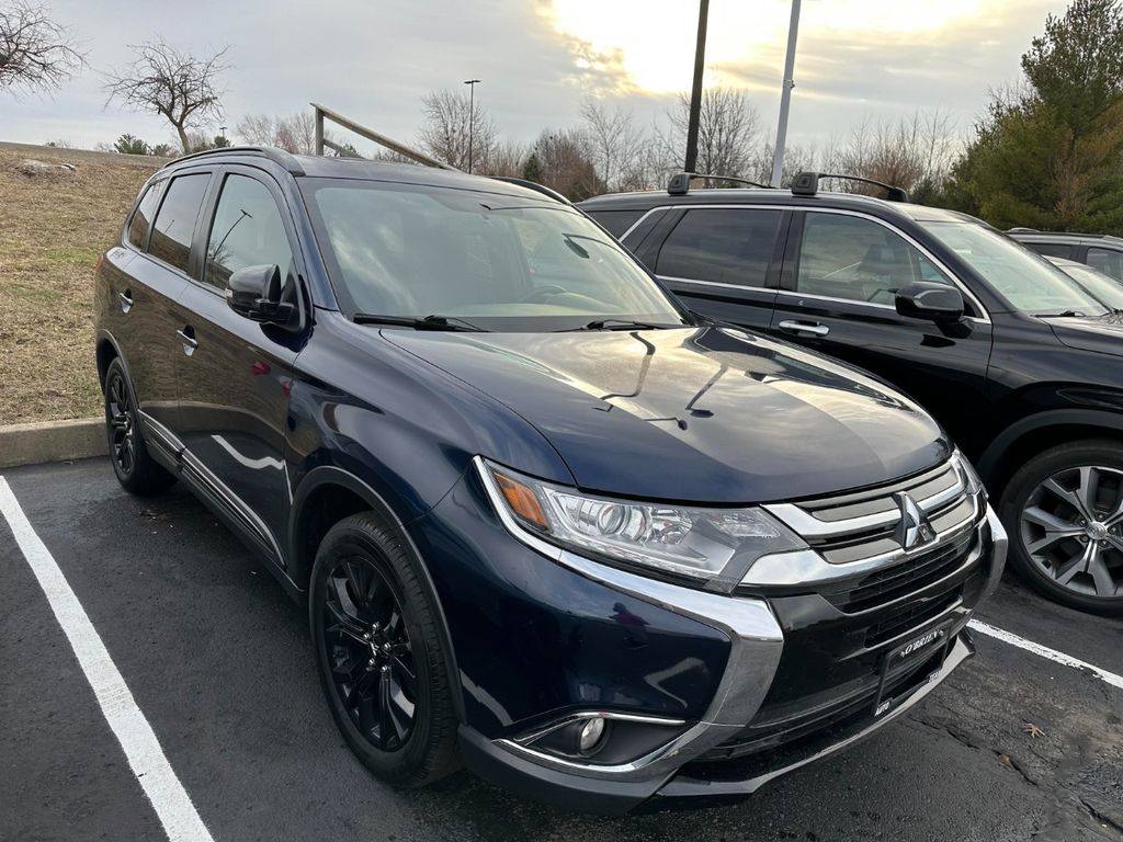 2018 Mitsubishi Outlander LE's photo