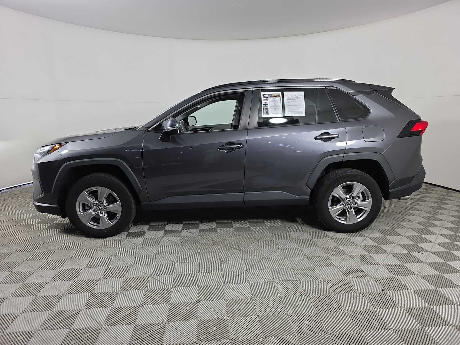 2023 Toyota RAV4 XLE photo 3