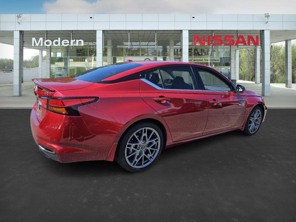 2024 Nissan Altima SR photo 4