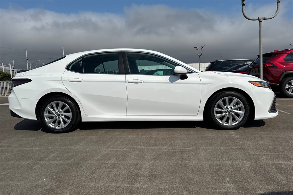 2023 Toyota Camry LE photo 3