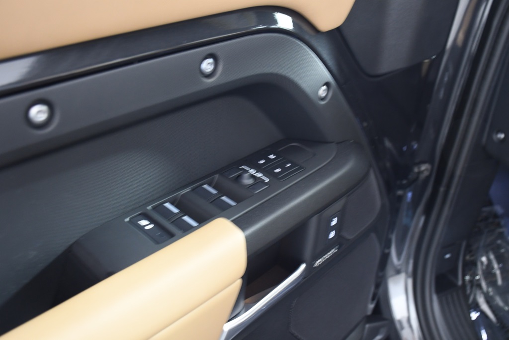 2025 Land Rover Defender 130 V8 photo 13