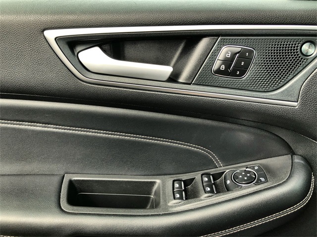 2024 Ford Edge Titanium photo 5