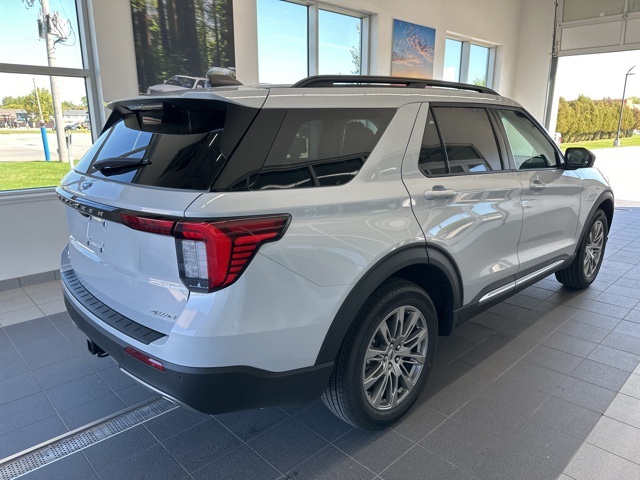 2025 Ford Explorer photo 3