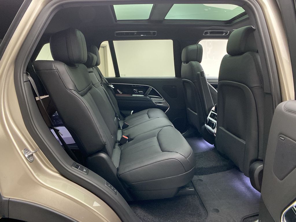 2023 Land Rover Range Rover SE photo 11