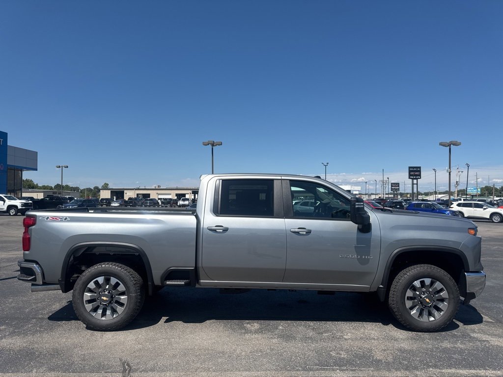 2025 Chevrolet Silverado 2500HD LT photo 2